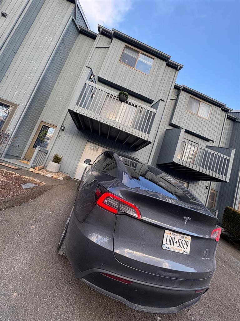 Large bedroom for rent in townhouse