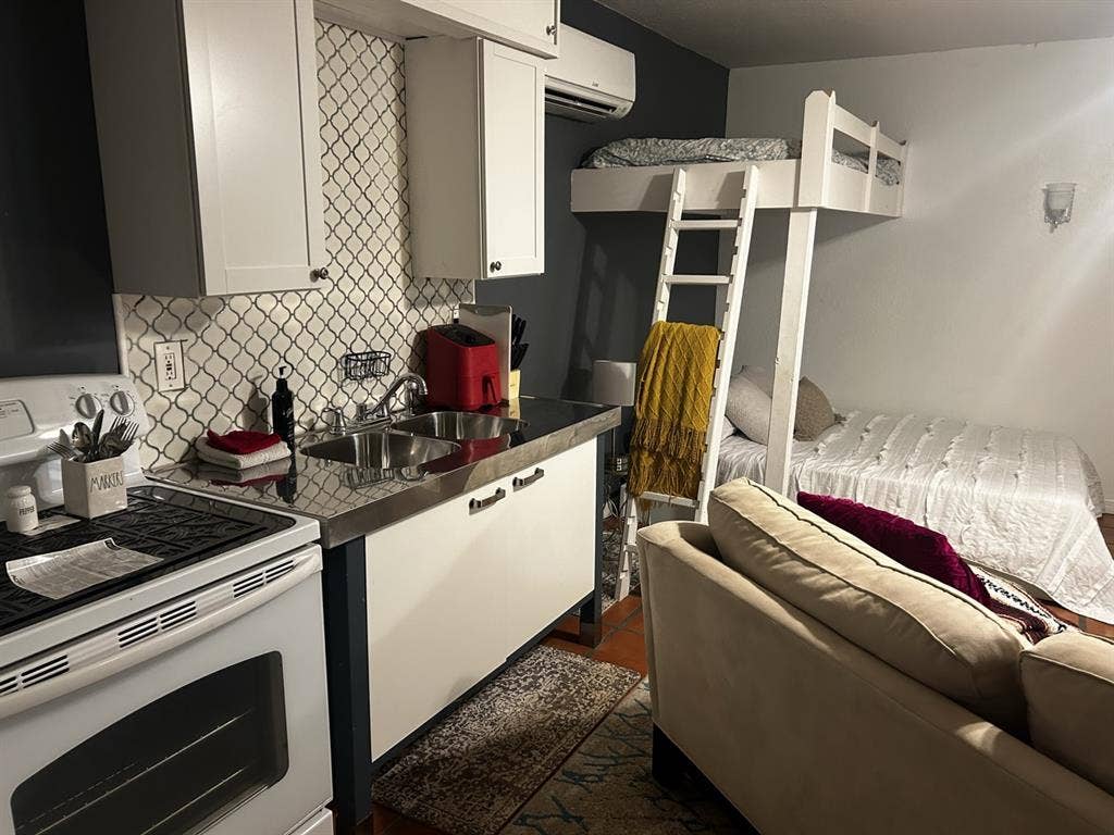 Cozy safe studio close to beaches
