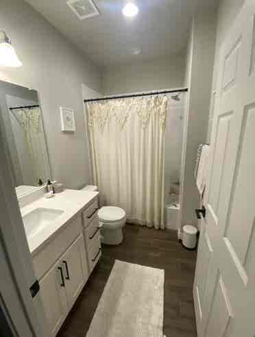 2 rooms aval both 
w private bath