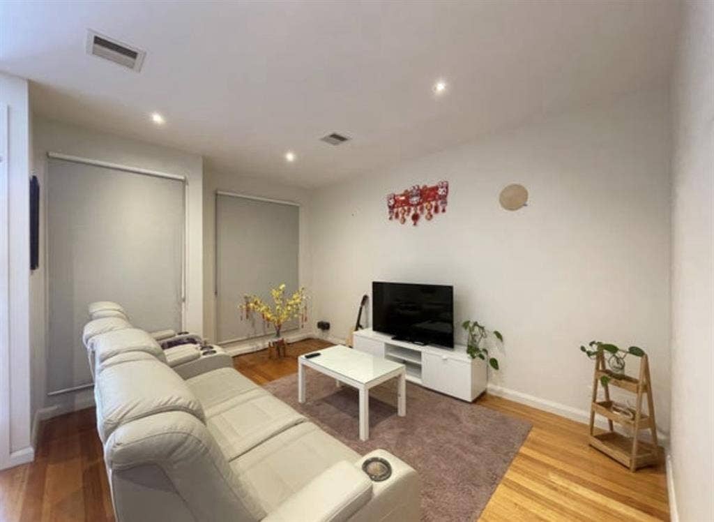 Looking for 1 female roommate