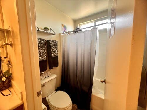 FURNISHER ROOM SHARE BATH