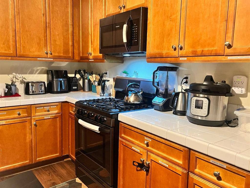 FURNISHER ROOM SHARE BATH