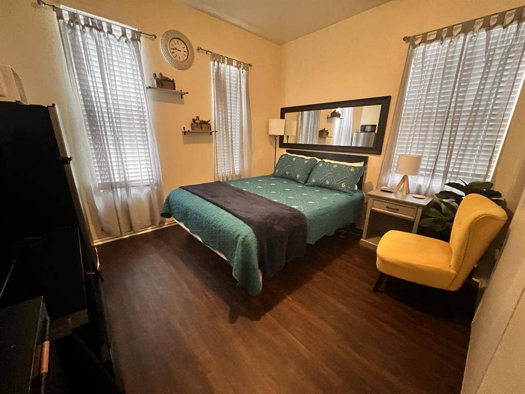 FURNISHER ROOM SHARE BATH