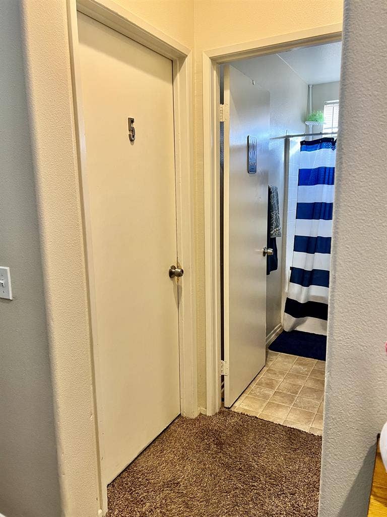 FURNISHER ROOM SHARE BATH