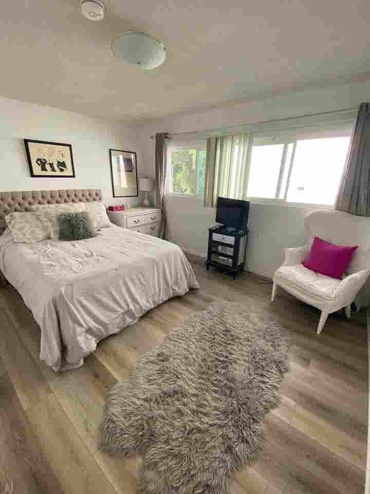 PRIVATE BEDROOM & PRIVATE BATHROOM