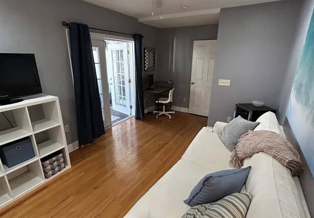 Uptown one bedroom apartment