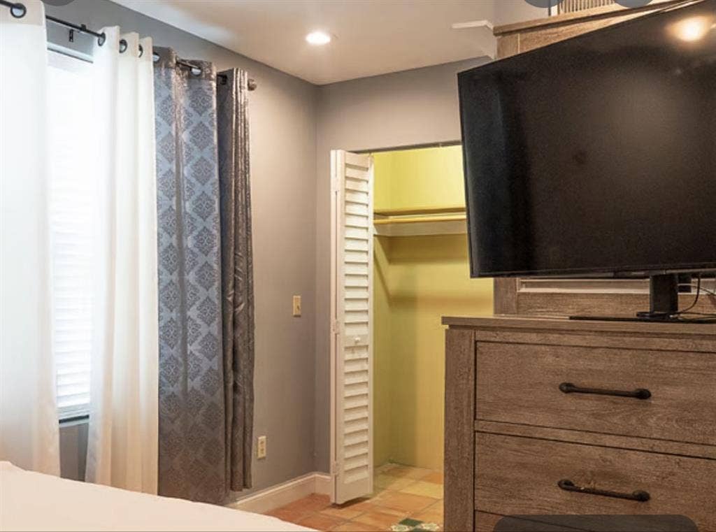 Uptown one bedroom apartment