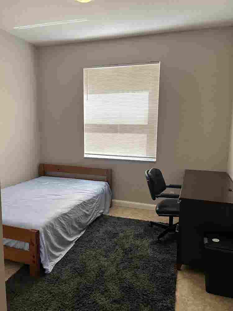 LOOKING FOR ROOMMATE