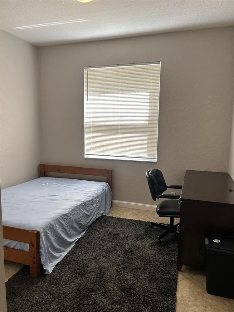 LOOKING FOR ROOMMATE