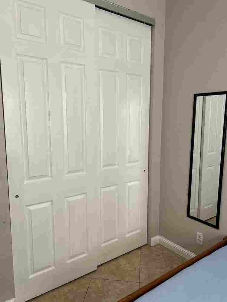 LOOKING FOR ROOMMATE