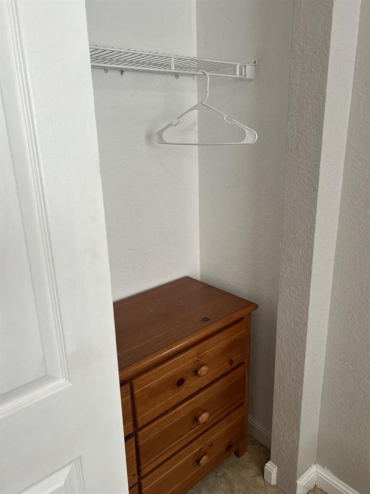 LOOKING FOR ROOMMATE