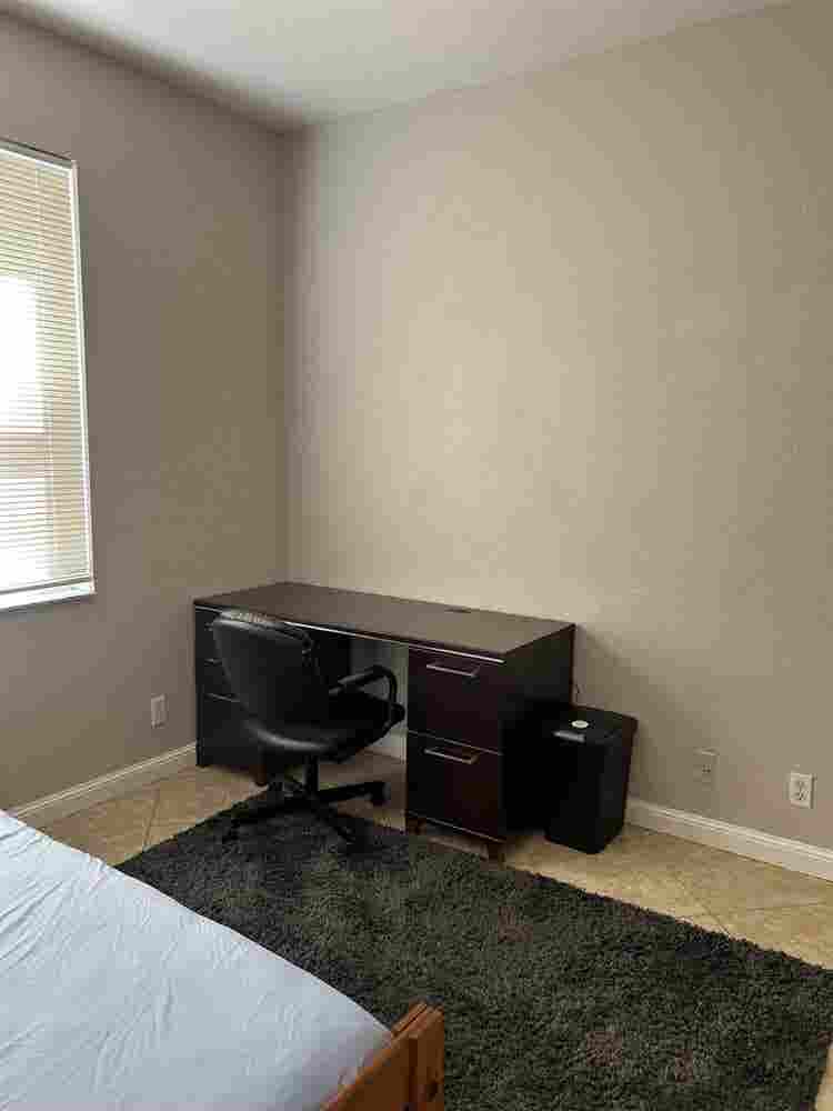 LOOKING FOR ROOMMATE