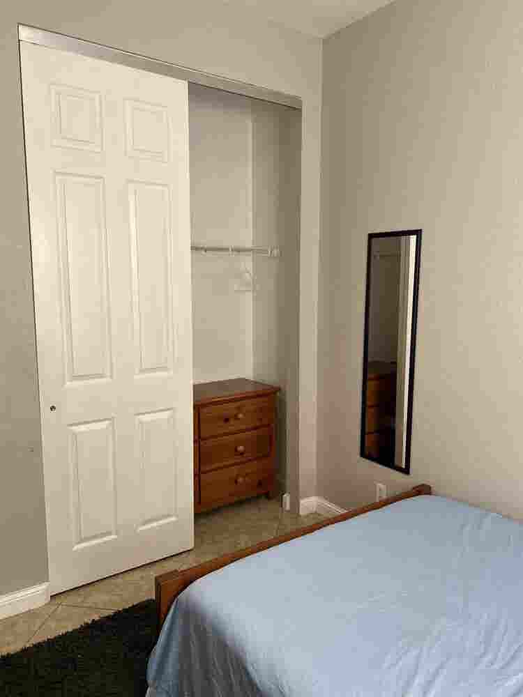 LOOKING FOR ROOMMATE