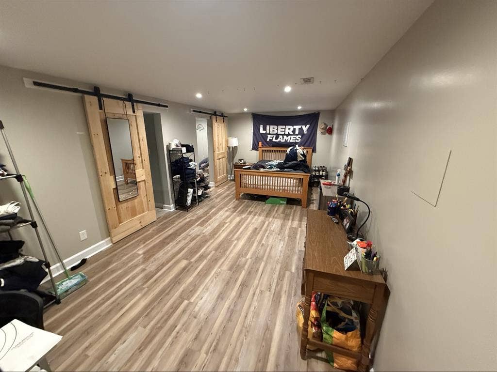 5 minutes from liberty