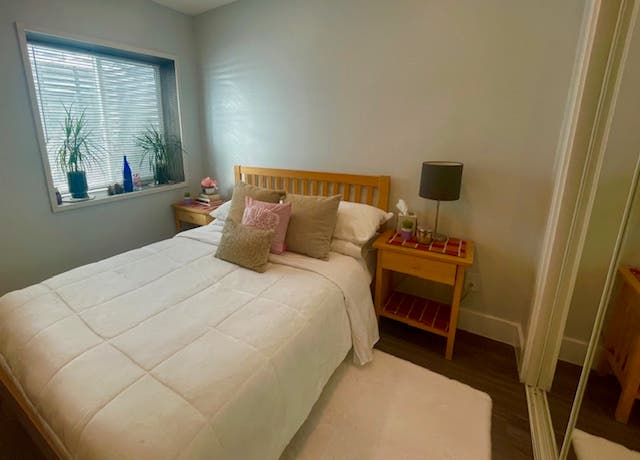 Furnished room (available NOW!)