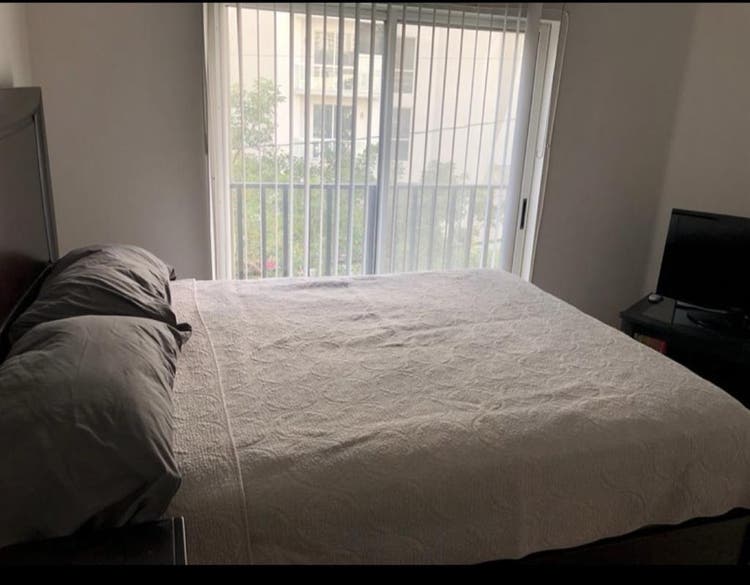 Lookingfor roommate in brickell Oct