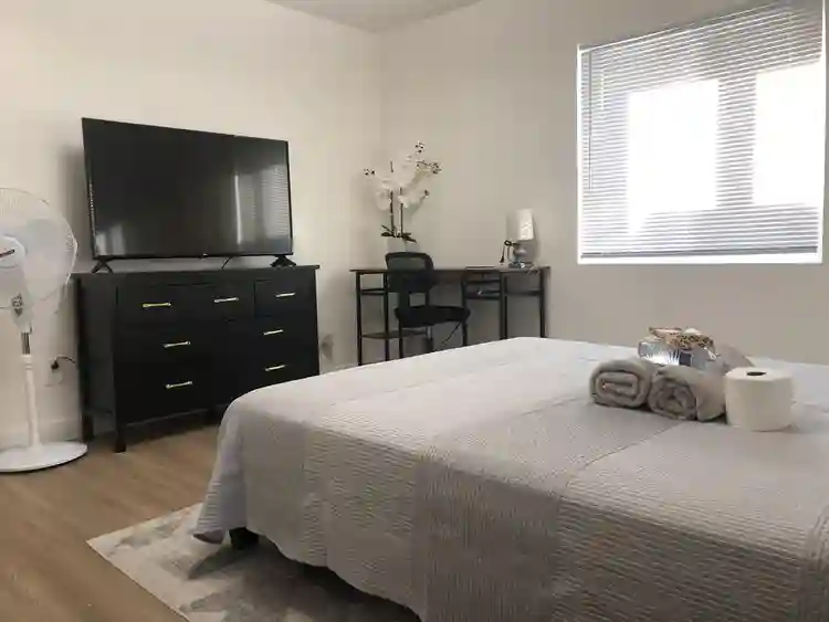 Cozy, clean room for remt