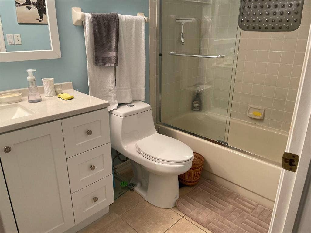 Quiet Room close to downtown Naples