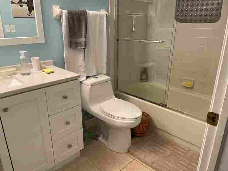 Quiet furnished bright room