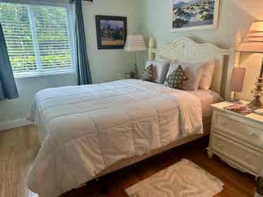 Quiet Room close to downtown Naples