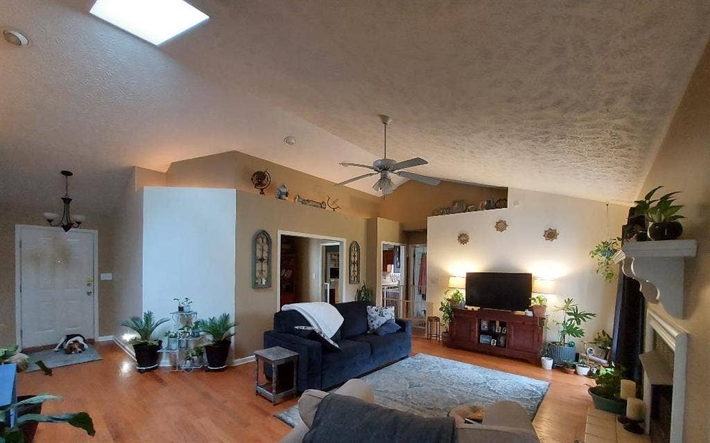2 FURNISHED Rooms Available