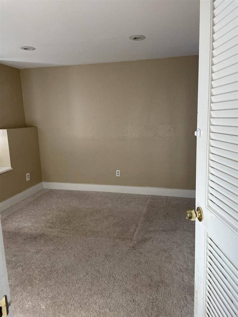 Room for rent immediately.