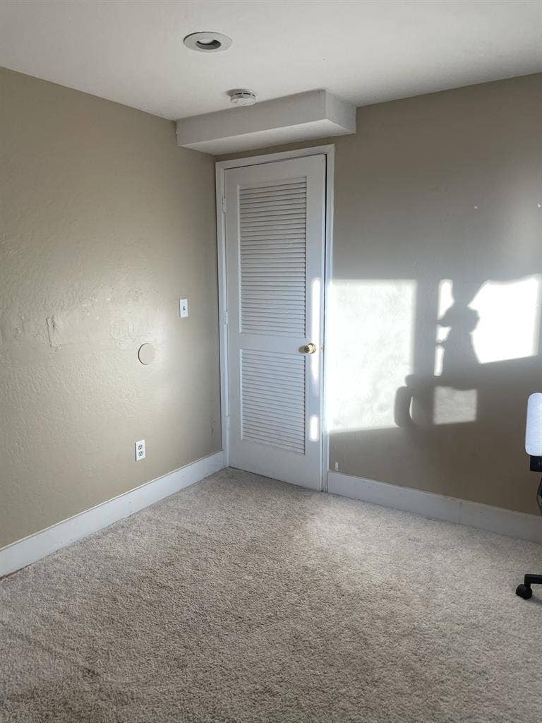 Room for rent immediately.