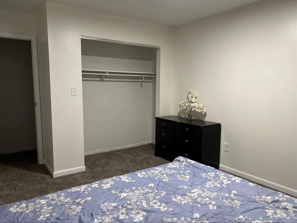 Room for rent w/bathroom, 1 pet ok