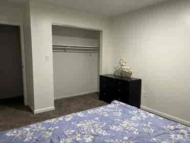 Room for rent w/bathroom, 1 pet ok