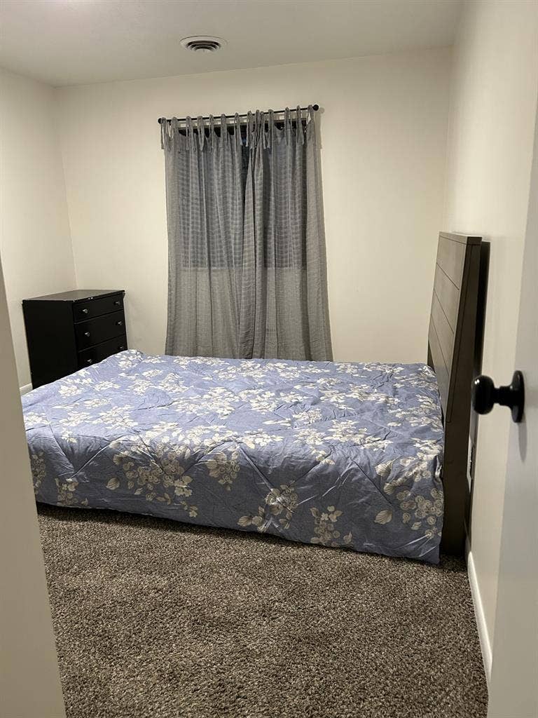 Room for rent w/bathroom, 1 pet ok