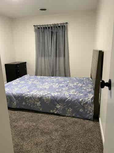 Room for rent w/bathroom, 1 pet ok