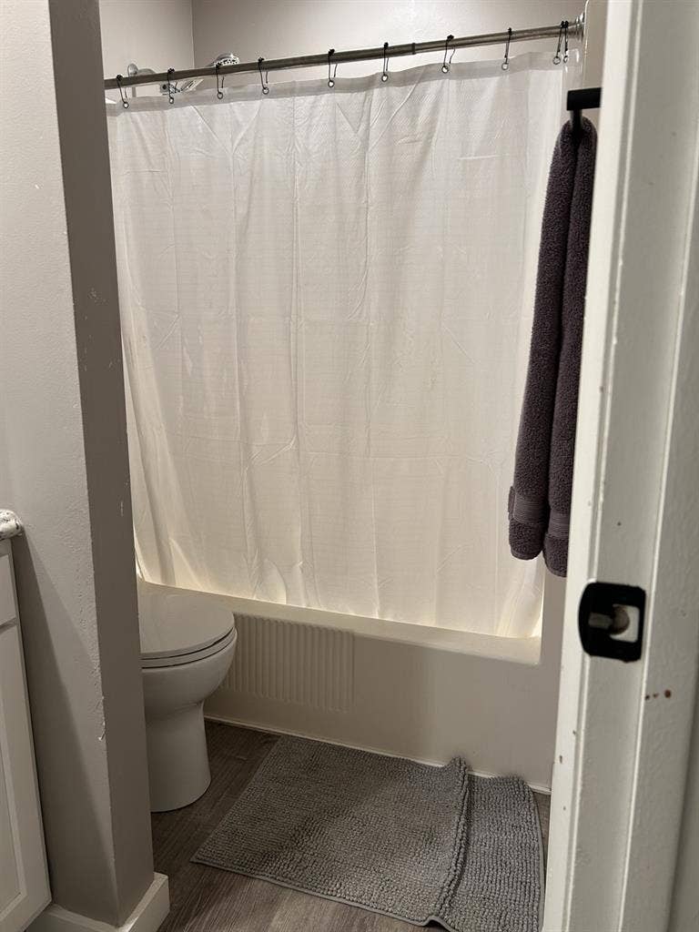 Room for rent w/bathroom, 1 pet ok