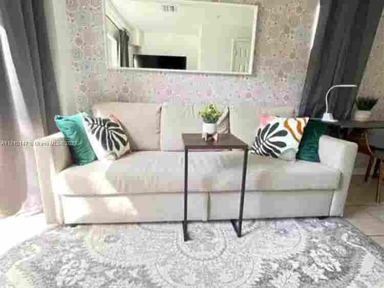 SHARE SPACE IN  APARTMENT