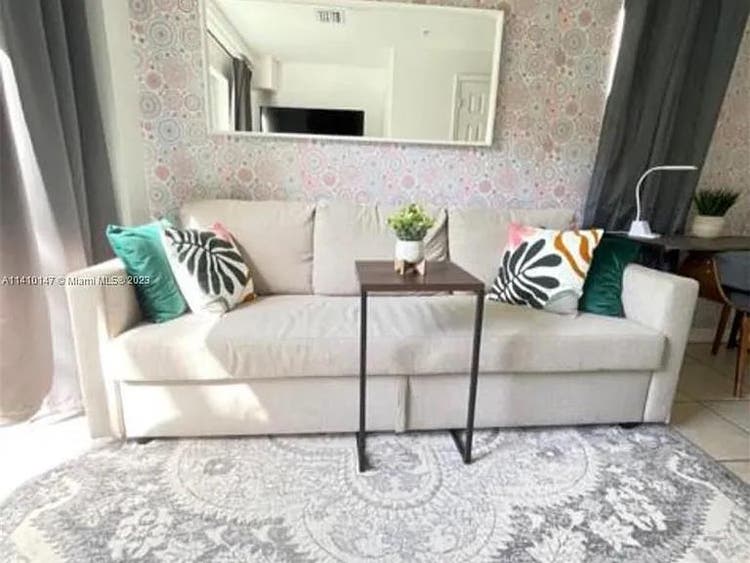 SHARE SPACE IN  APARTMENT
