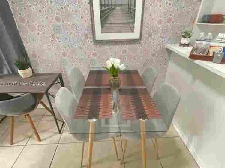 SHARE SPACE IN  APARTMENT