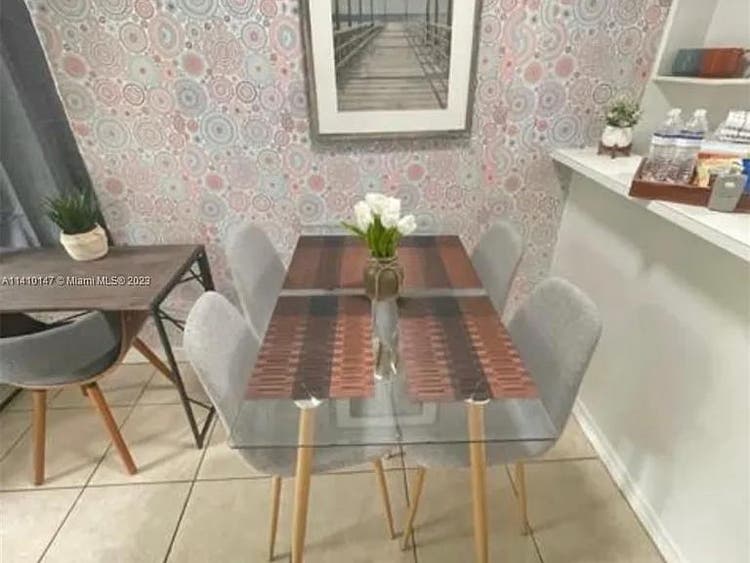 SHARE SPACE IN  APARTMENT