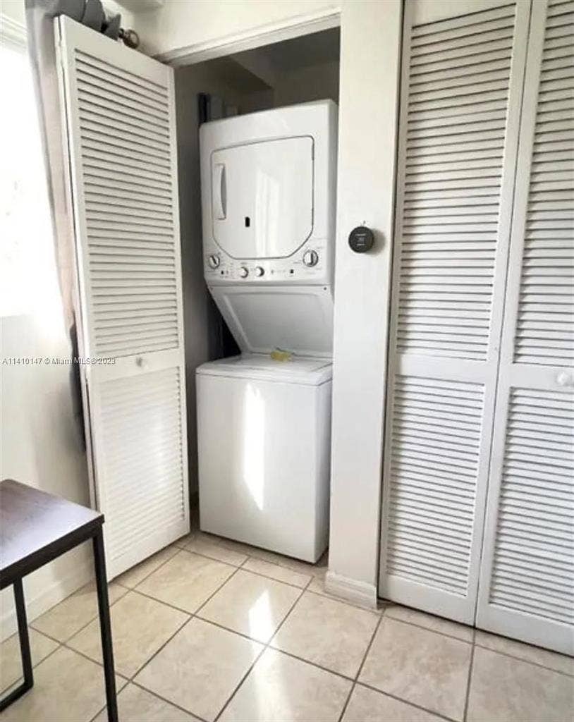 SHARE SPACE IN  APARTMENT