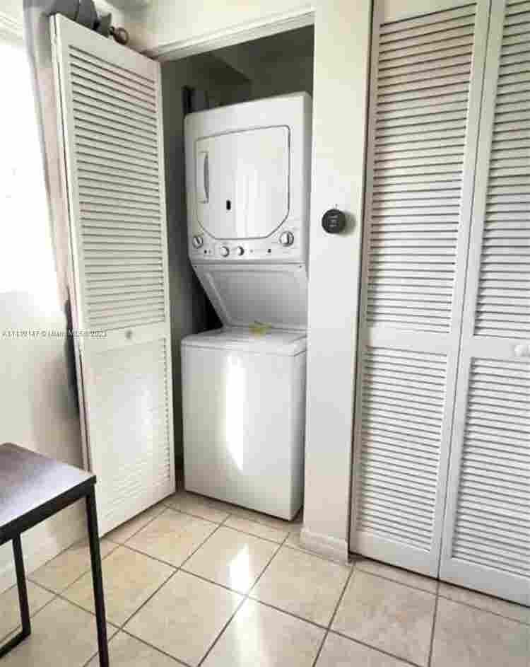 SHARE SPACE IN  APARTMENT