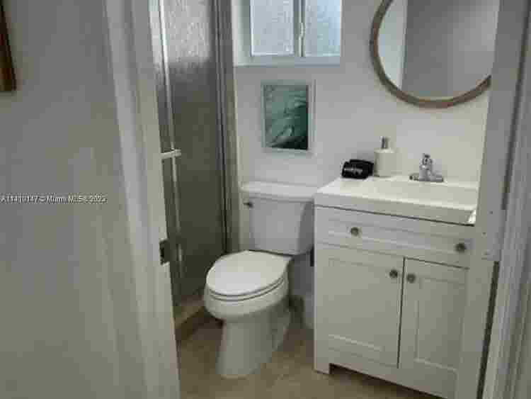 SHARE SPACE IN  APARTMENT