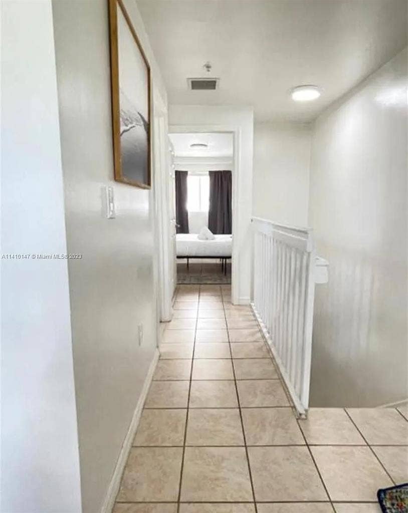 SHARE SPACE IN  APARTMENT