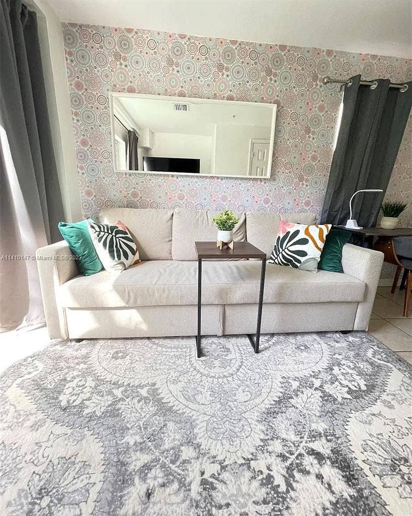 SHARE SPACE IN  APARTMENT