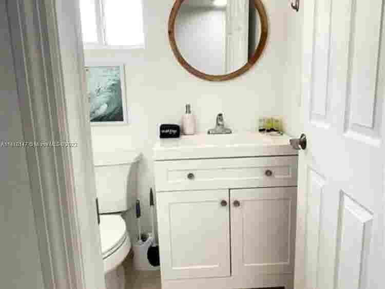 SHARE SPACE IN  APARTMENT