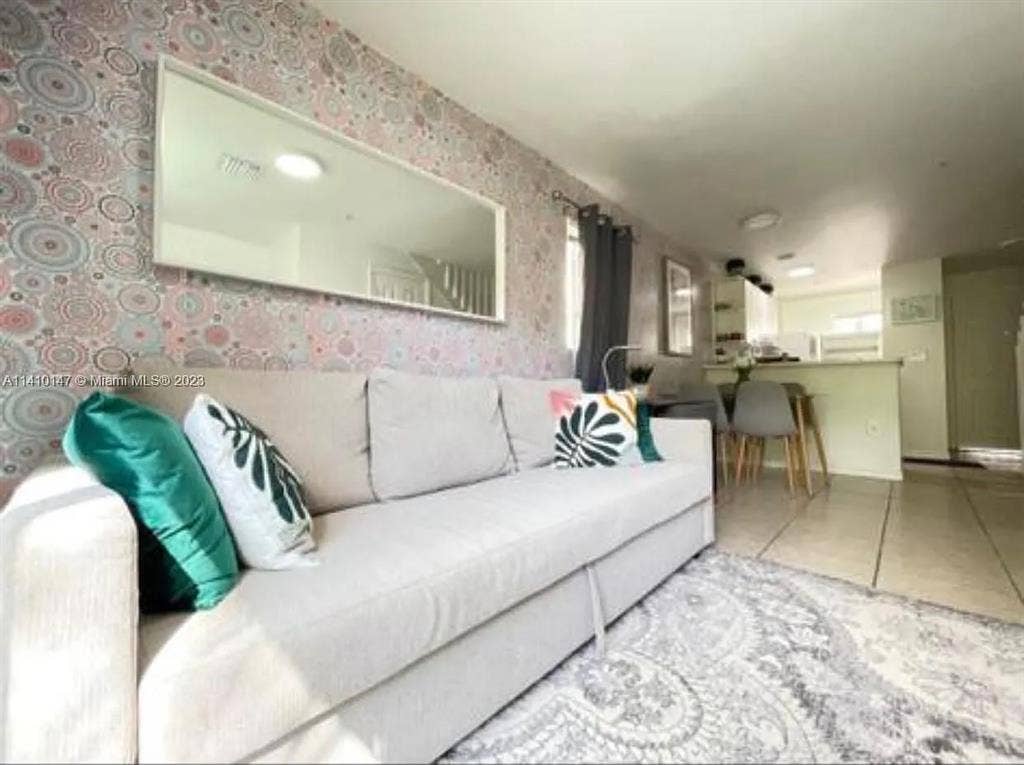 SHARE SPACE IN  APARTMENT