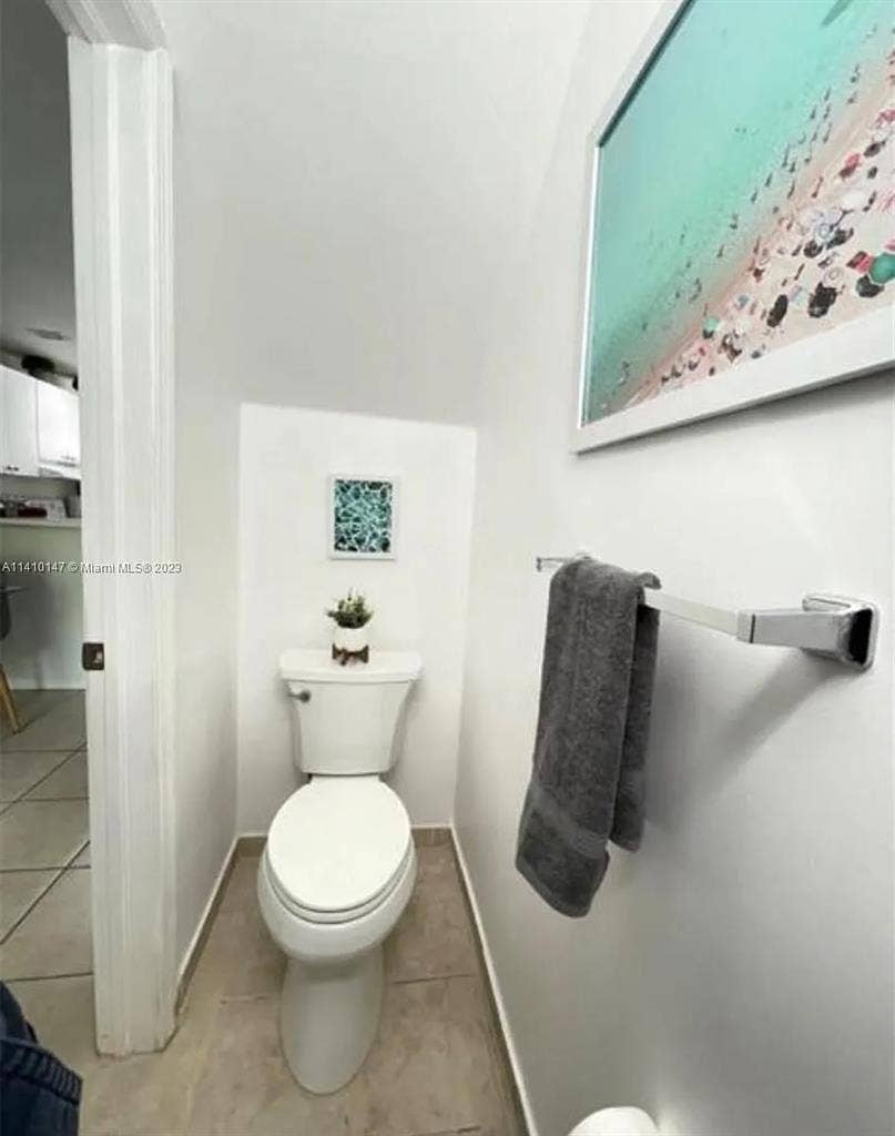 SHARE SPACE IN  APARTMENT