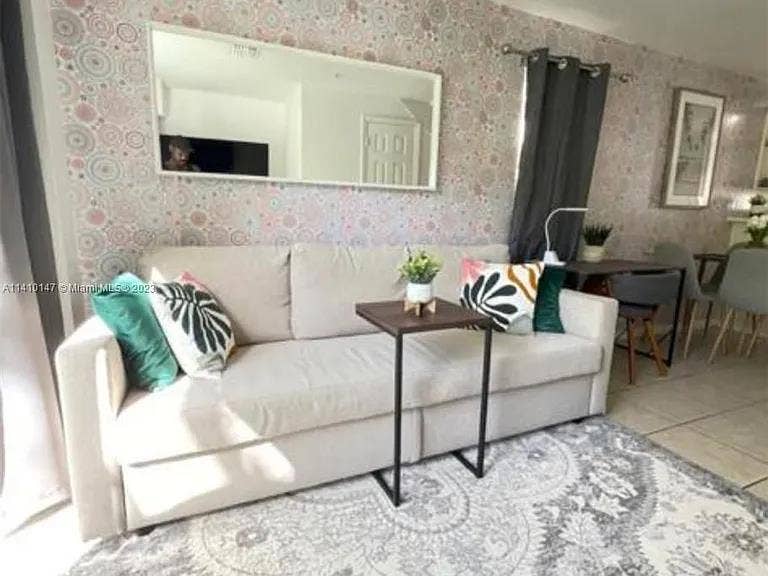 SHARE SPACE IN  APARTMENT