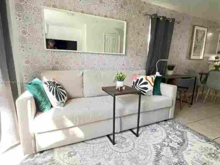 SHARE SPACE IN  APARTMENT