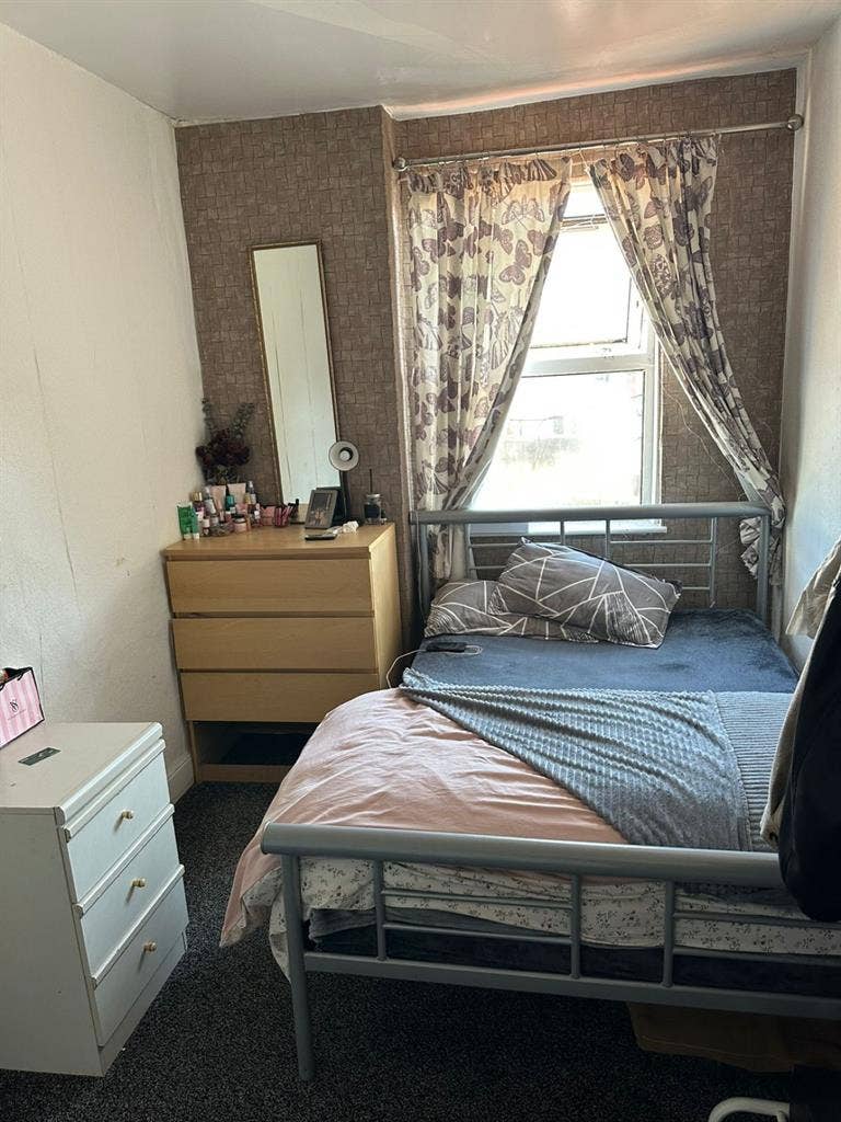 Single furnished bedroom