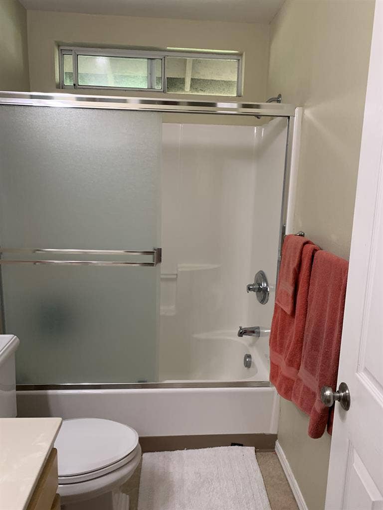 Bedroom and Private Bathroom 4 Rent