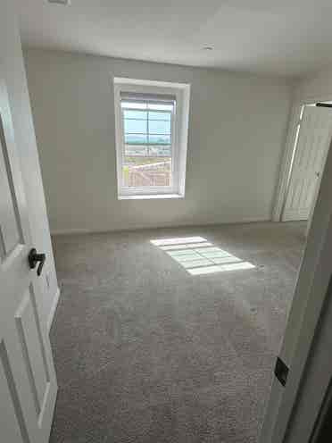 Spacious Room in Quiet Home