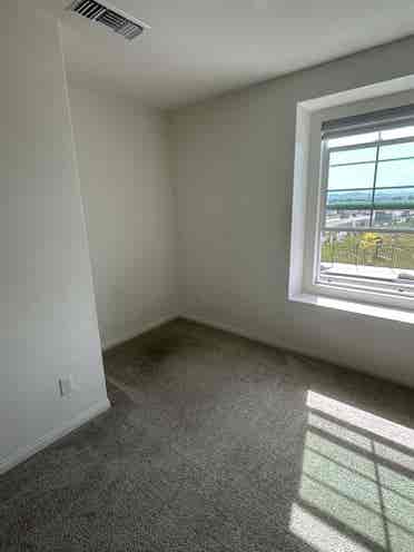 Spacious Room in Quiet Home